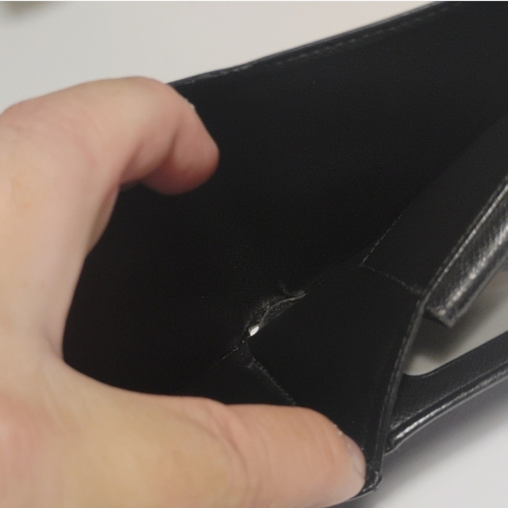 Louis Vuitton Taiga Black BiFold Unisex Wallet With No Peeling (EUC) - Picture 12 of 15